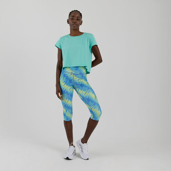 Conjunto de mujer con camiseta y legging deportivo corto