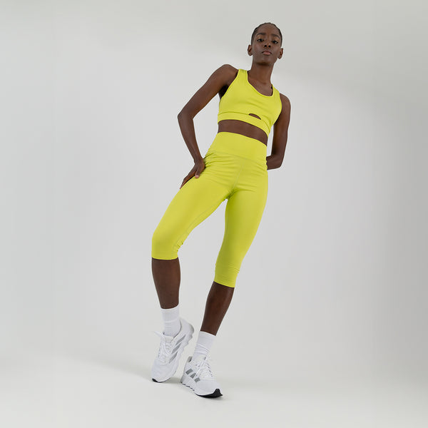 Conjunto para mujer de top deportivo y leggins corto