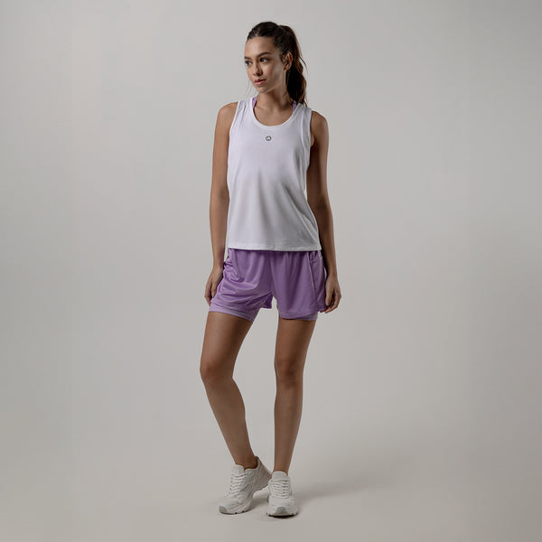 conjunto deportivo para dama con camiseta blanca y short lila